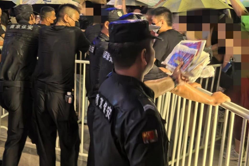 C:/Users/Administrator/Desktop/臺風“貝碧嘉”來襲，南京保安積極應(yīng)對，“守”護萬家團圓！/11.jpg11