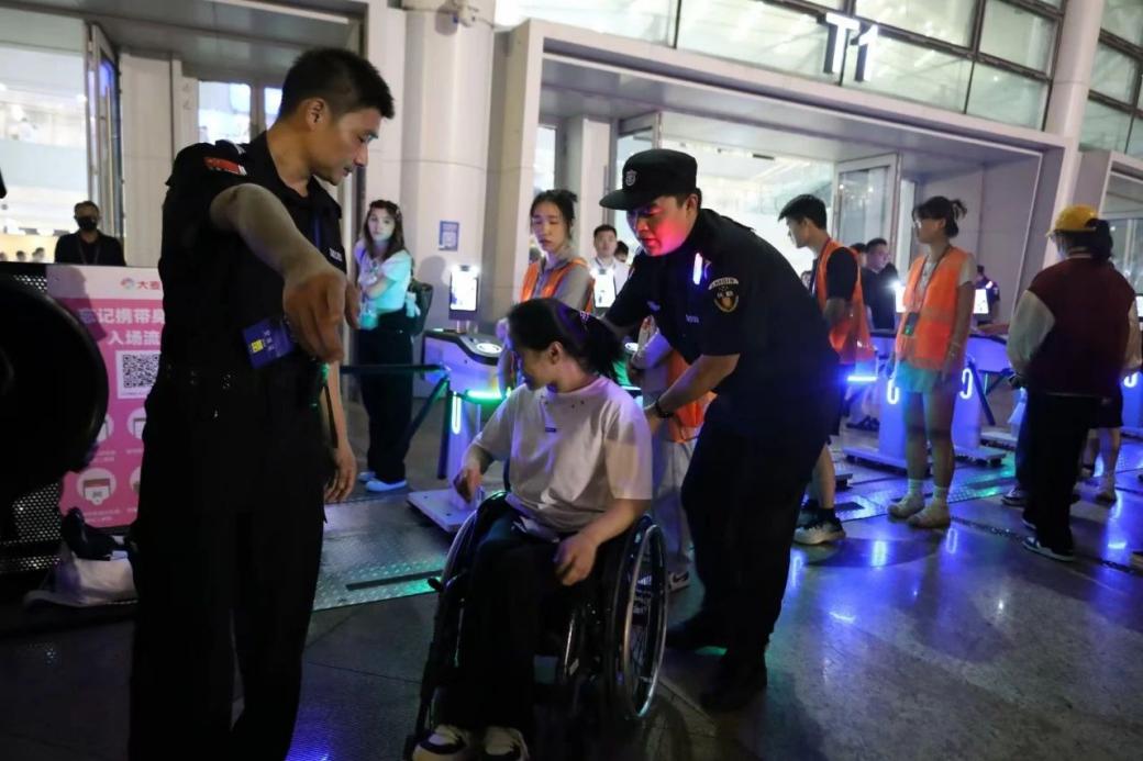 C:/Users/Administrator/Desktop/“安保鐵軍、硬核保障”2024系列報(bào)道四十二——南京市保安服務(wù)有限公司成功護(hù)航張碧晨「今兒個(gè)開(kāi)心」十周年巡回演唱會(huì)南京站安保任務(wù)/5.jpg5