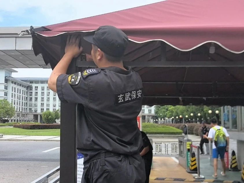 C:/Users/Administrator/Desktop/臺風“貝碧嘉”來襲，南京保安積極應(yīng)對，“守”護萬家團圓！/6.jpg6