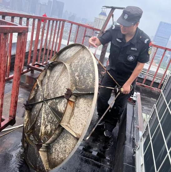 C:/Users/BA/Desktop/風雨過后南京保安迅速行動，恢復安“寧”面貌/11.jpg11