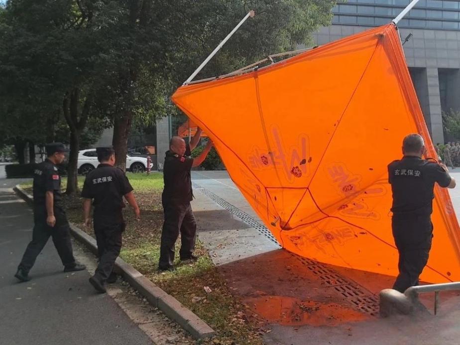 C:/Users/Administrator/Desktop/臺風“貝碧嘉”來襲，南京保安積極應(yīng)對，“守”護萬家團圓！/3.jpg3