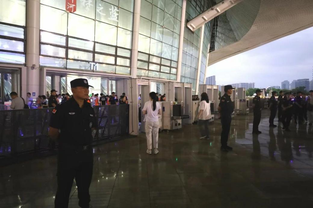 C:/Users/Administrator/Desktop/“安保鐵軍、硬核保障”2024系列報(bào)道四十二——南京市保安服務(wù)有限公司成功護(hù)航張碧晨「今兒個(gè)開(kāi)心」十周年巡回演唱會(huì)南京站安保任務(wù)/3.jpg3