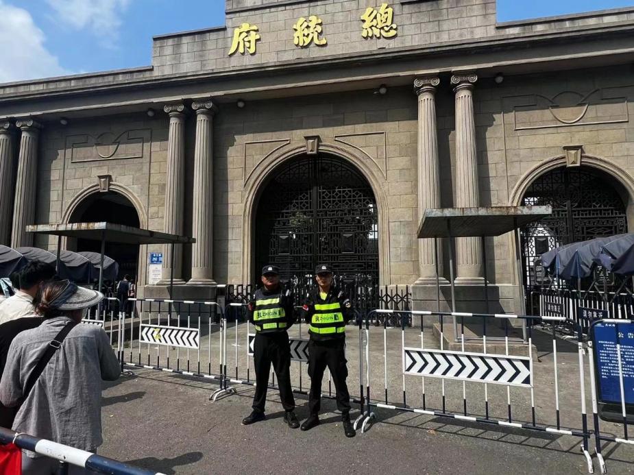 C:/Users/Administrator/Desktop/臺風“貝碧嘉”來襲，南京保安積極應(yīng)對，“守”護萬家團圓！/7.jpg7