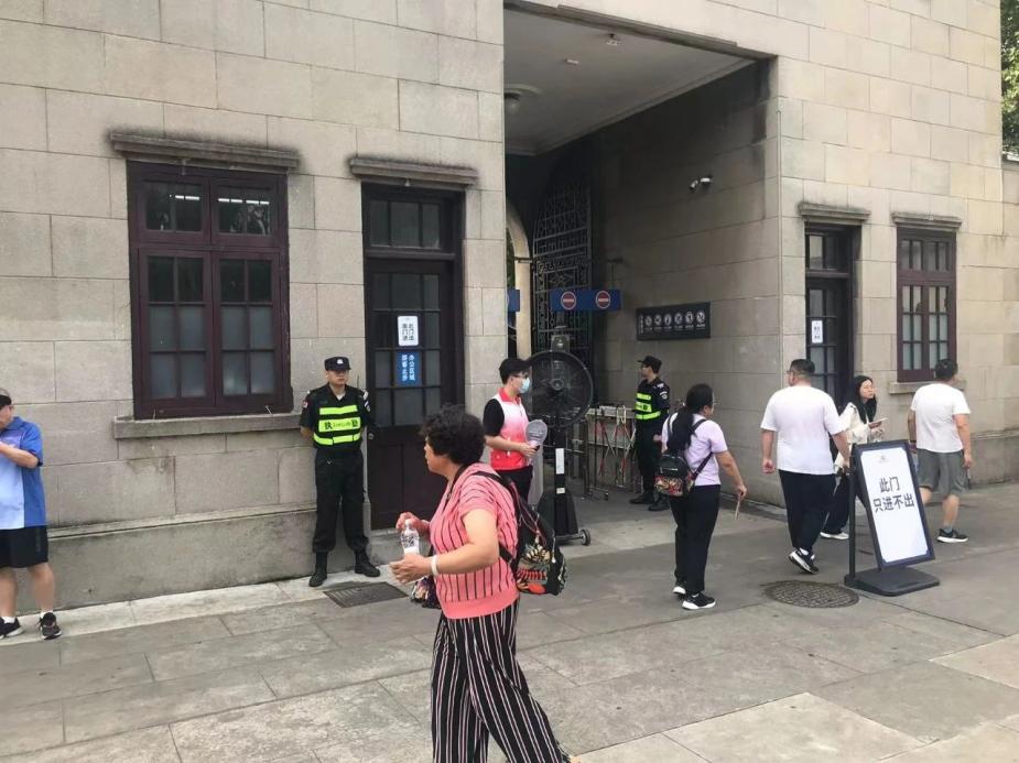 C:/Users/Administrator/Desktop/臺風“貝碧嘉”來襲，南京保安積極應(yīng)對，“守”護萬家團圓！/8.jpg8